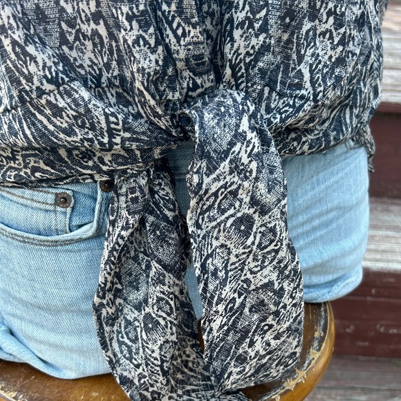 Lola & Sophie Elegant Women's Button Down Shirt- Tie Front- Semi Sheer- Small - Picture 4 of 6